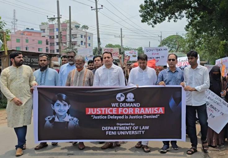 রামিসা হত্যাসহ নারী সহিংসতার প্রতিবাদে ফেনী ইউনিভার্সিটিতে প্রতিবাদ কর্মসূচি